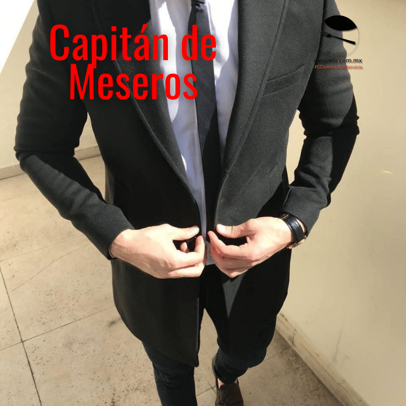 Capitan de meseros con uniforme negro