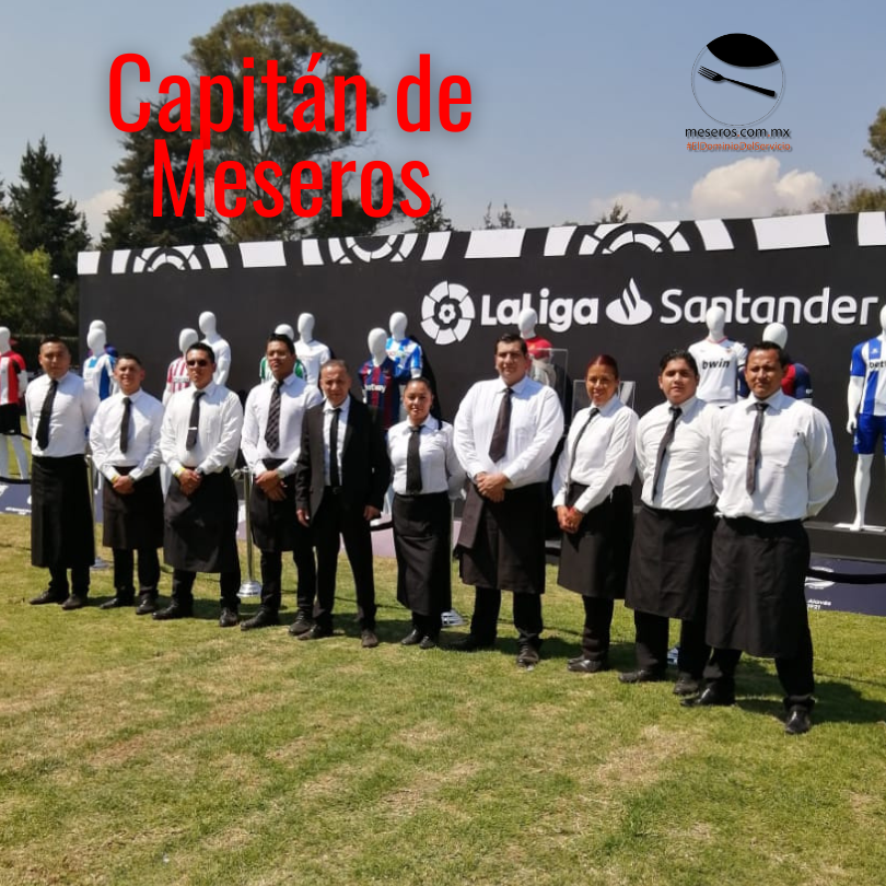 Capitan de meseros y brigada de meseros en evento al aire libre